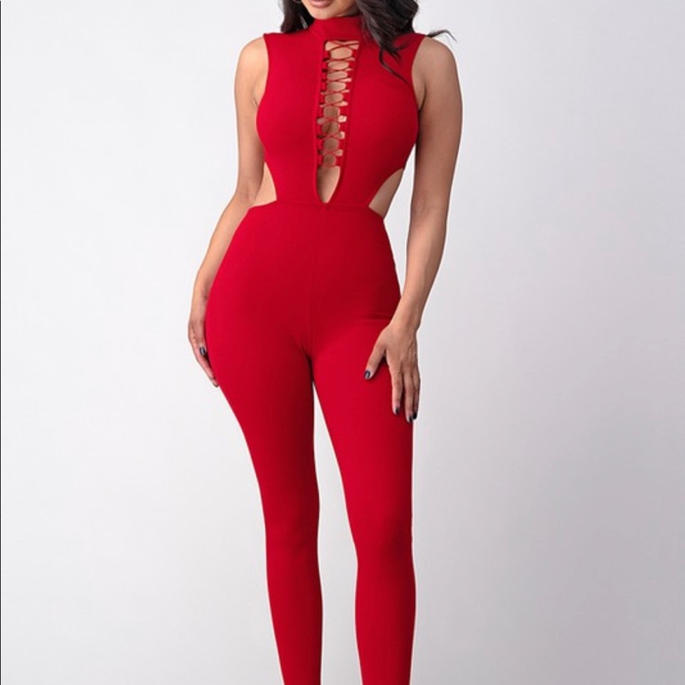 Color: Red

Product: Short-sleeve jumpsuit, polyester stretch.